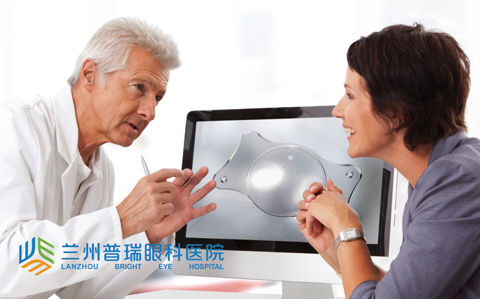 三焦點(diǎn)晶體：看報(bào)、打球、看風(fēng)景視力都很清晰